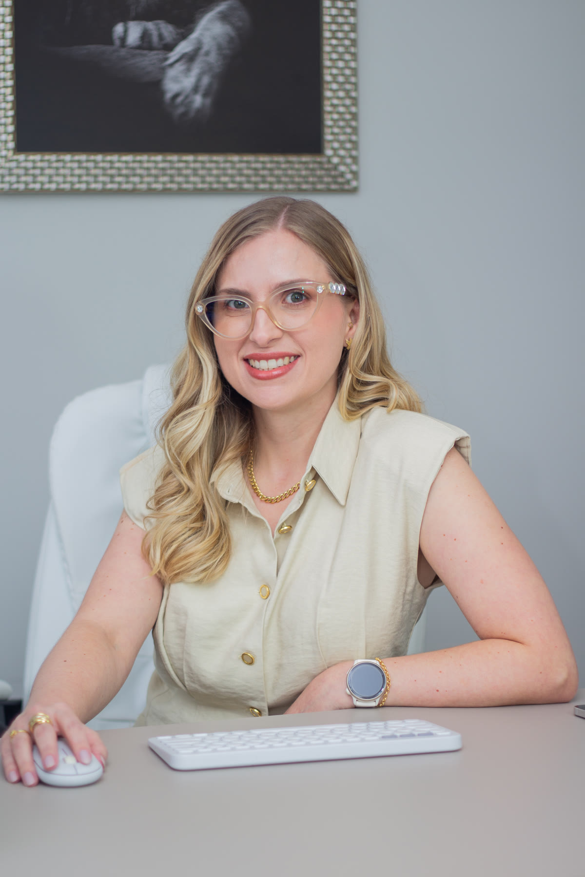 Dra. Sabrina Trevisan no consultório do Instituto