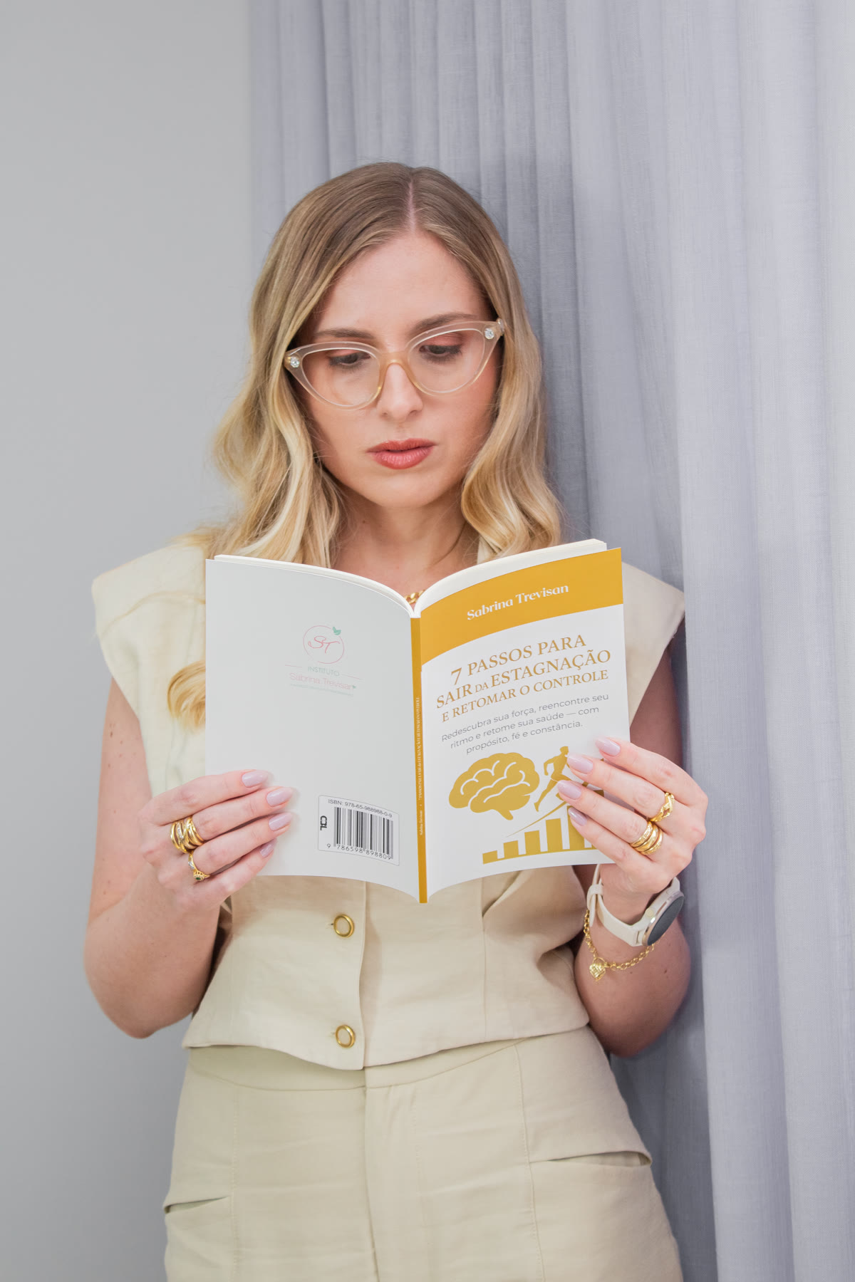 Dra. Sabrina Trevisan com o livro 7 Passos para Sair da Estagnação e Retomar o Controle